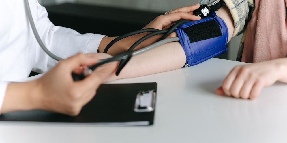 Pressione bassa: come riconoscerla e contrastarla con i rimedi naturali