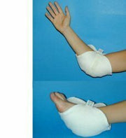 Gomitiera/talloniera in vello sintetico per la prevenzione delle piaghe da decubito a livello dei gomiti e/o dei talloninei pazienti lungodegenti. sistema di fissaggio a velcro